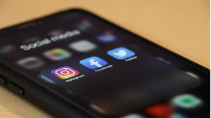 Smartphone auf Tisch