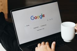 Notebook mit Anzeige der Google Startseite
